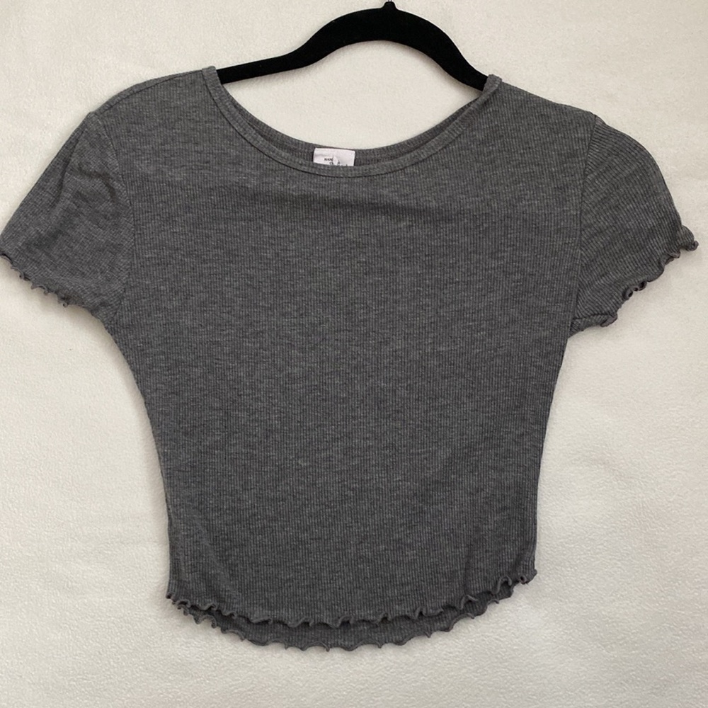 4 Ribbed Crop tops with Ruffled Edges - Picture 2 of 4